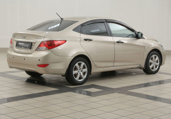 Подержанный автомобиль Hyundai Solaris Sedan 2011 года (4 фото)