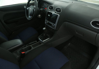Подержанный автомобиль Ford Focus Hatchback 2008 года (9 фото)