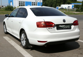 Подержанный автомобиль Volkswagen Jetta Sedan 2014 года (4 фото)