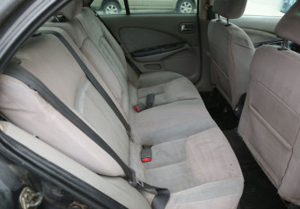 Подержанный автомобиль Nissan Almera Sedan 2002 года (11 фото)