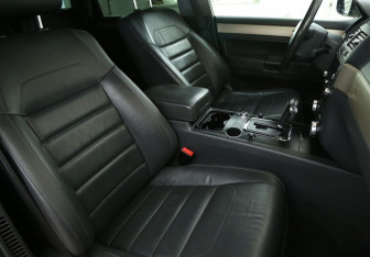 Подержанный автомобиль Volkswagen Touareg 2007 года (10 фото)