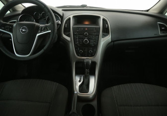 Подержанный автомобиль Opel Astra Hatchback 2011 года (12 фото)