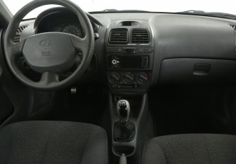 Подержанный автомобиль Hyundai Accent Sedan 2006 года (12 фото)