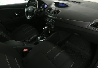 Подержанный автомобиль Renault Fluence 2013 года (9 фото)