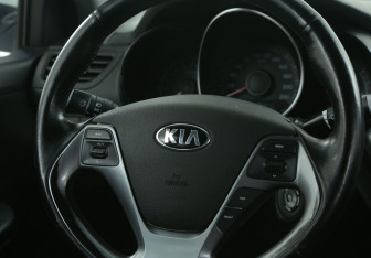 Подержанный автомобиль Kia Rio Sedan 2016 года (16 фото)