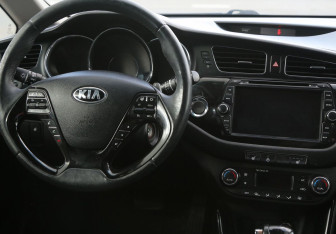 Подержанный автомобиль Kia Ceed Hatchback 2014 года (14 фото)