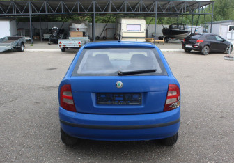 Подержанный автомобиль Skoda Fabia Hatchback 2003 года (6 фото)