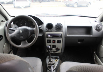 Подержанный автомобиль Renault Logan Sedan 2005 года (13 фото)
