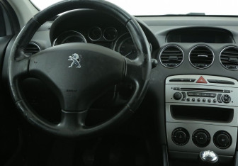Подержанный автомобиль Peugeot 408 2012 года (14 фото)