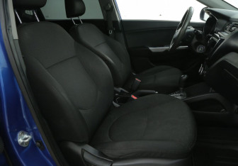 Подержанный автомобиль Kia Rio Hatchback 2013 года (9 фото)