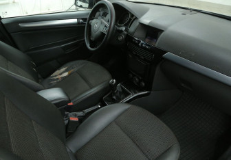 Подержанный автомобиль Opel Astra Sedan 2008 года (9 фото)