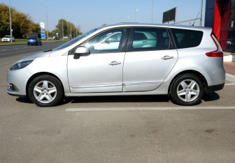 Подержанный автомобиль Renault Scenic 2015 года (8 фото)