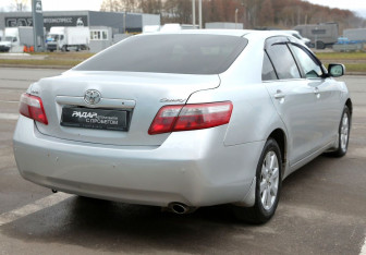 Подержанный автомобиль Toyota Camry Sedan 2006 года (6 фото)
