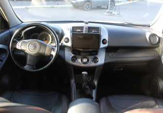 Подержанный автомобиль Toyota RAV4 2007 года (11 фото)