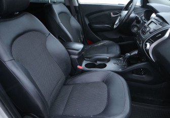 Подержанный автомобиль Hyundai ix35 2011 года (10 фото)
