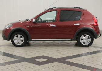 Подержанный автомобиль Renault Sandero 2014 года (7 фото)