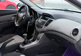 Подержанный автомобиль Chevrolet Cruze Sedan 2011 года (7 фото)