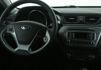 Подержанный автомобиль Kia Rio Sedan 2017 года (14 фото)