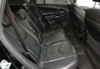 Подержанный автомобиль Toyota RAV4 2011 года (12 фото)