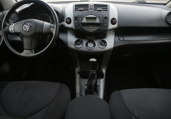 Подержанный автомобиль Toyota RAV4 2007 года (12 фото)