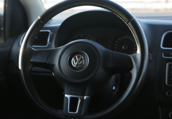 Подержанный автомобиль Volkswagen Polo Sedan 2013 года (16 фото)