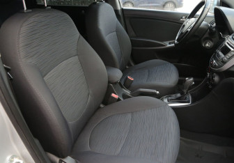 Подержанный автомобиль Hyundai Solaris Hatchback 2015 года (10 фото)