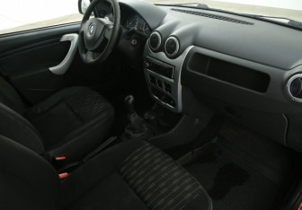 Подержанный автомобиль Renault Logan Sedan 2013 года (9 фото)