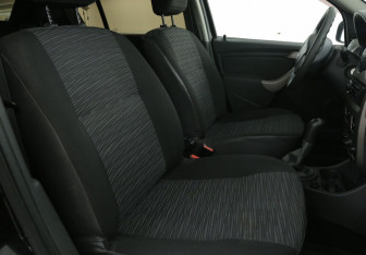 Подержанный автомобиль Renault Sandero 2013 года (10 фото)