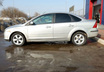 Подержанный автомобиль Ford Focus Sedan 2007 года (8 фото)