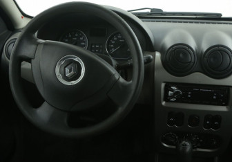 Подержанный автомобиль Renault Sandero 2013 года (14 фото)