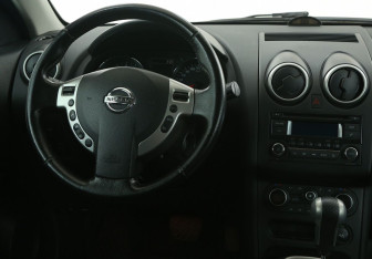 Подержанный автомобиль Nissan Qashqai 2012 года (14 фото)