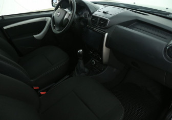 Подержанный автомобиль Nissan Terrano 2014 года (9 фото)