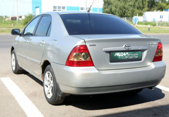 Подержанный автомобиль Toyota Corolla Sedan 2004 года (4 фото)