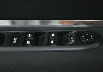 Подержанный автомобиль Peugeot 3008 2011 года (19 фото)
