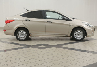 Подержанный автомобиль Hyundai Solaris Sedan 2012 года (5 фото)