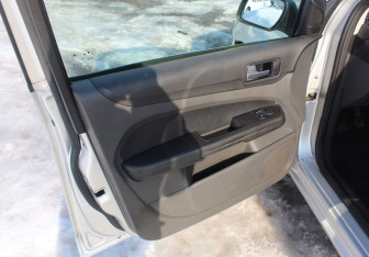 Подержанный автомобиль Ford Focus Hatchback 2005 года (11 фото)