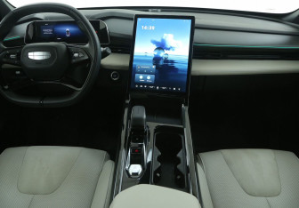 Подержанный автомобиль Geely Atlas 2023 года (12 фото)