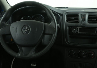 Подержанный автомобиль Renault Sandero 2015 года (14 фото)