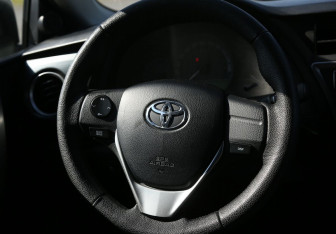 Подержанный автомобиль Toyota Auris Hatchback 2015 года (15 фото)