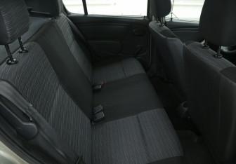 Подержанный автомобиль Renault Sandero 2010 года (11 фото)