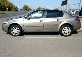 Подержанный автомобиль Renault Megane Sedan 2008 года (8 фото)