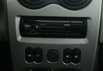 Подержанный автомобиль Renault Sandero 2010 года (13 фото)