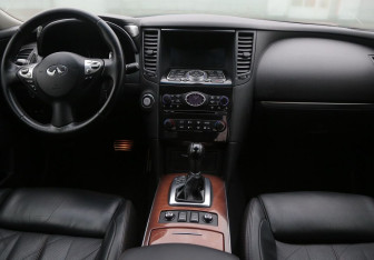 Подержанный автомобиль Infiniti FX 2012 года (14 фото)