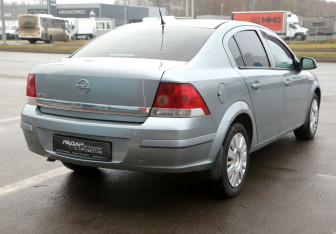 Подержанный автомобиль Opel Astra Sedan 2012 года (6 фото)