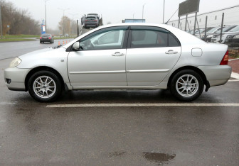 Подержанный автомобиль Toyota Corolla Sedan 2006 года (8 фото)