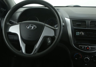 Подержанный автомобиль Hyundai Solaris Sedan 2011 года (14 фото)