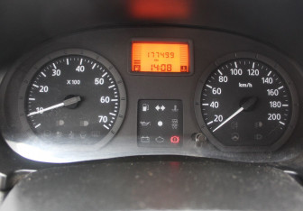 Подержанный автомобиль Renault Logan Sedan 2006 года (15 фото)