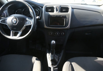 Подержанный автомобиль Renault Sandero 2019 года (12 фото)