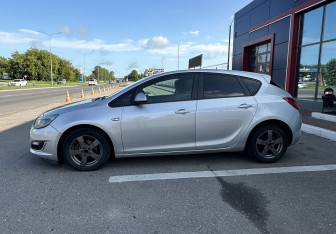 Подержанный автомобиль Opel Astra Hatchback 2012 года (2 фото)