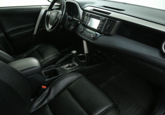 Подержанный автомобиль Toyota RAV4 2016 года (9 фото)